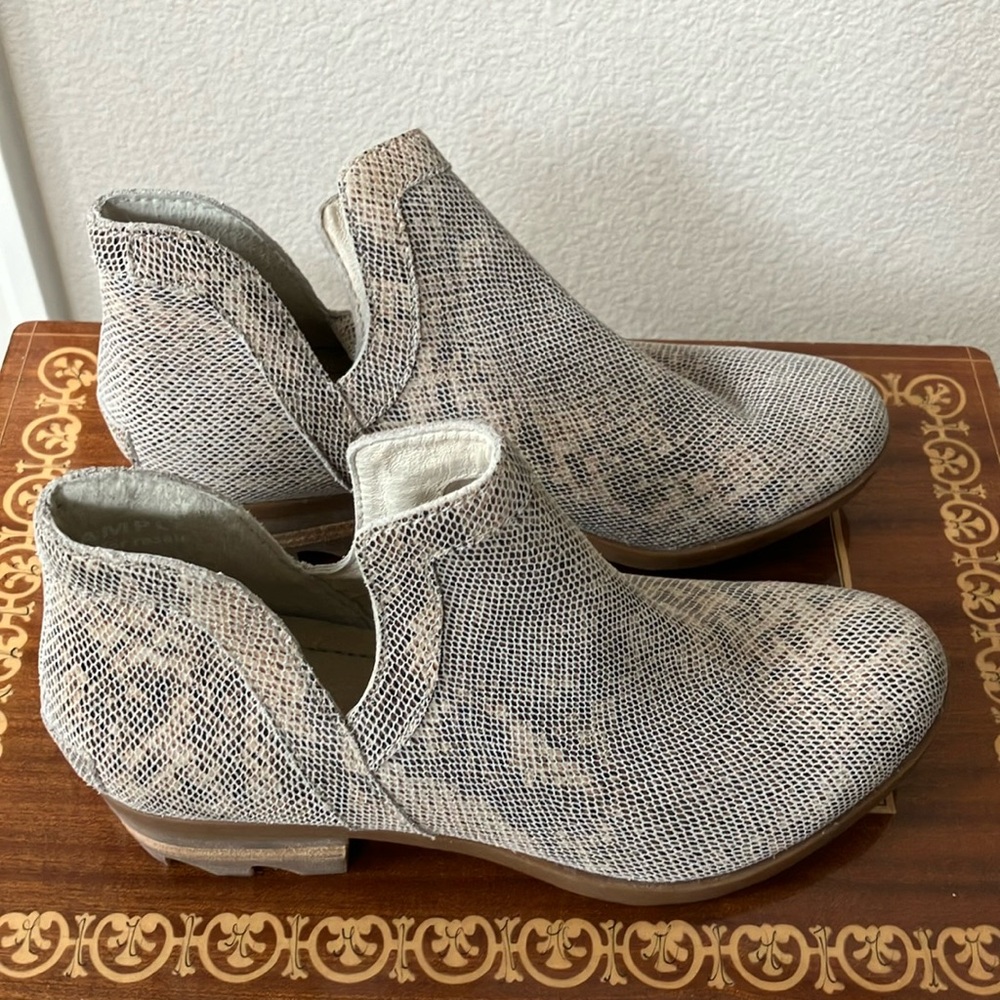 NWOB 7  Sorel Lolla Ankle Boots Tan Reptile look